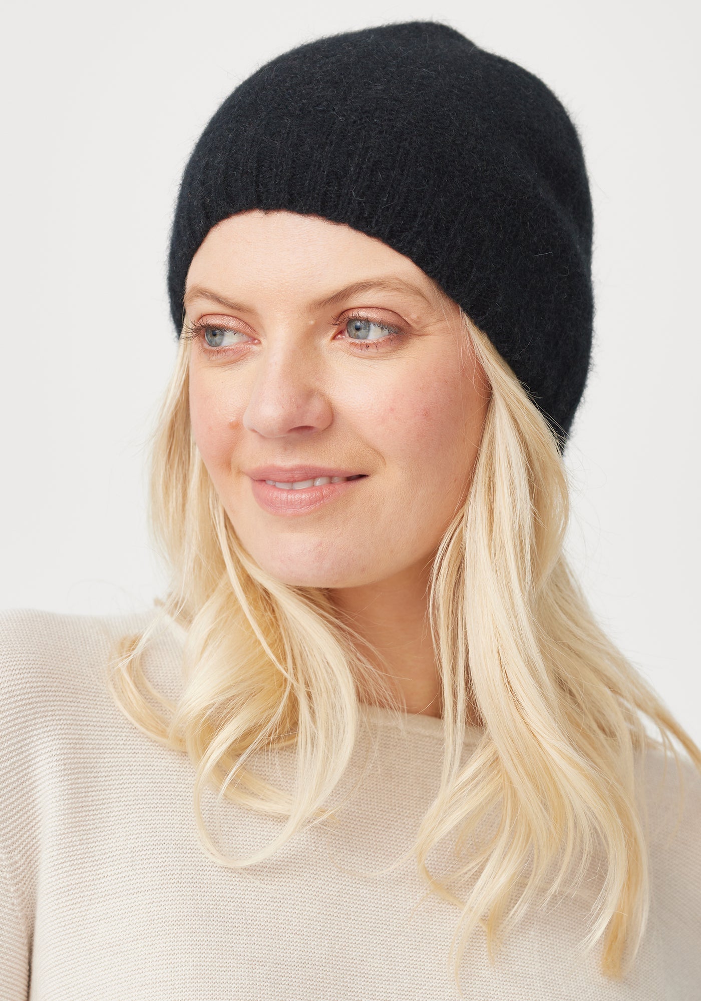 Moss Beanie - Jet | Woman